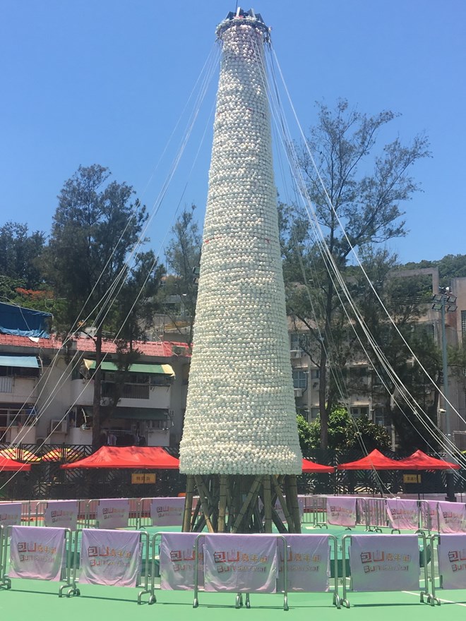  Ngọn tháp tre cao tới 20 mét với hàng nghìn chiếc bánh bao. (Ảnh: Mỹ Anh/Vietnam+)