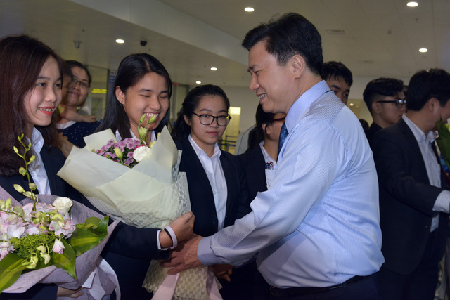 Thứ trưởng Bộ GD-ĐT Nguyễn Hữu Độ tặng hoa các học sinh có dự án dự thi tại Intel ISEF 2018- Ảnh Bộ GD-ĐT cung cấp