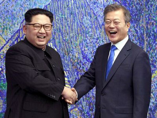 Tổng thống Hàn Quốc Moon Jae-in và nhà lãnh đạo Triều Tiên Kim Jong-un. (Nguồn: AP)