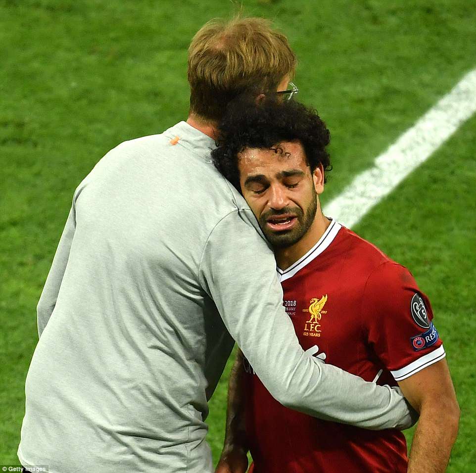  Salah rời sân sau tình huống va chạm với Ramos.