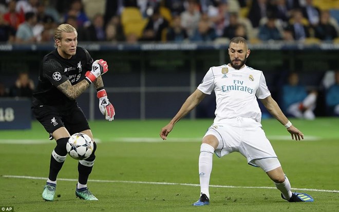  Karius mắc sai lầm giúp Benzema bất ngờ có bàn thắng.