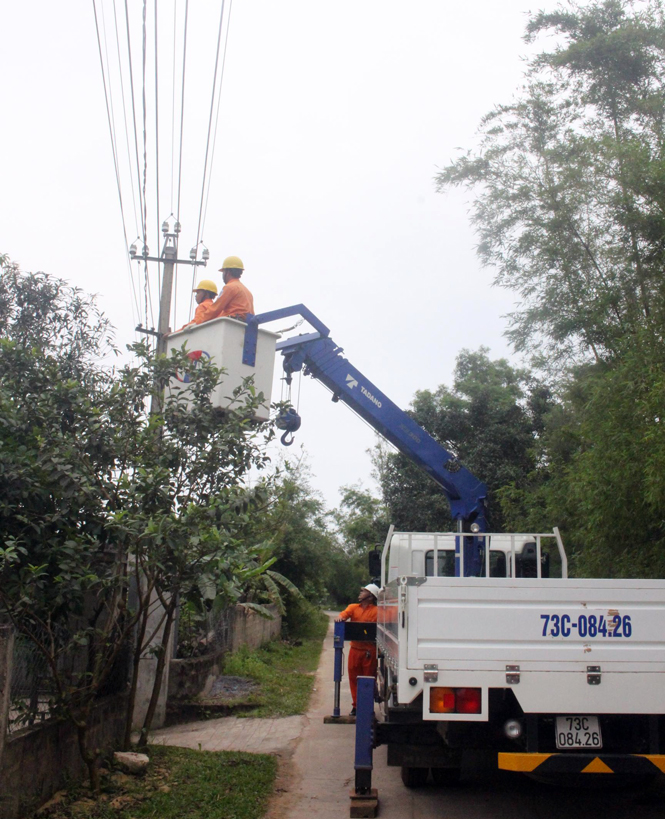 Phát quang bảo đảm hành lang lưới điện là một trong những giải pháp làm giảm tổn thất điện năng của Điện lực Lệ Thủy.