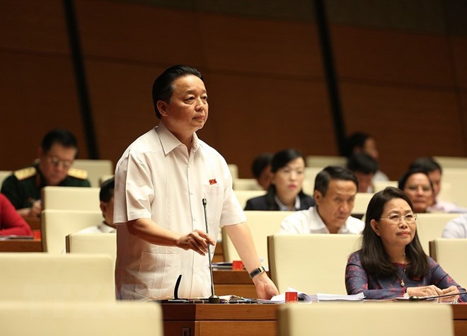 Bộ trưởng Bộ Tài nguyên và Môi trường Trần Hồng Hà phát biểu giải trình một số ý kiến đại biểu Quốc hội nêu. (Ảnh: Dương Giang/TTXVN)