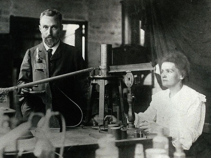 Vợ chồng Marie Curie cùng nhận Nobel Vật lý năm 1903