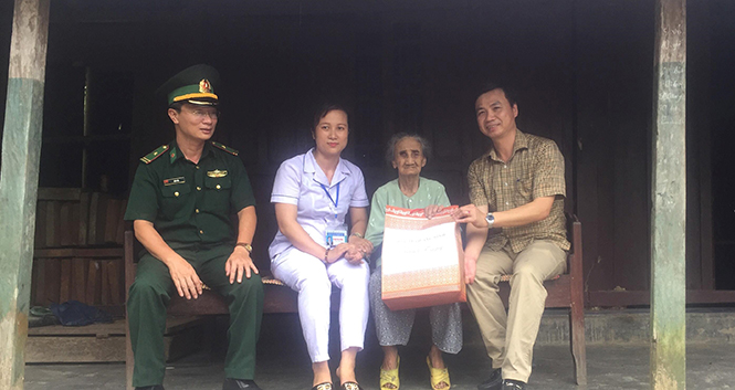 Sở Y tế thăm, tặng quà và tư vấn sức khỏe cho người dân xã Trường Sơn