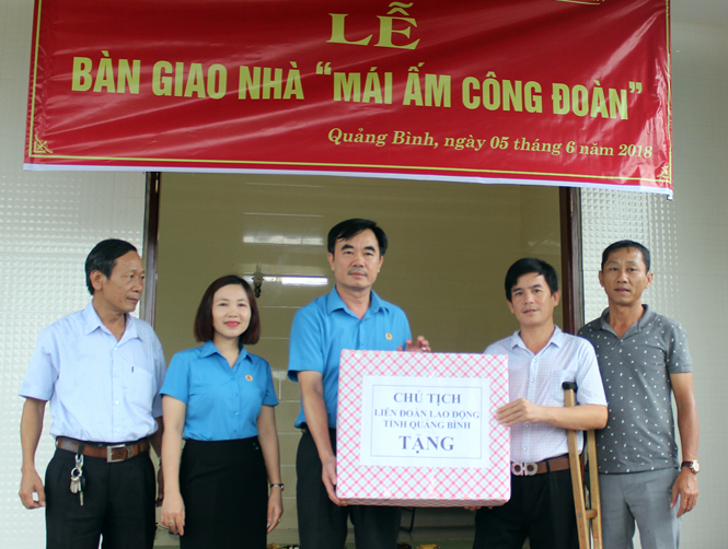 Công đoàn ngành Giao thông vận tải Quảng Bình: Bàn giao nhà 