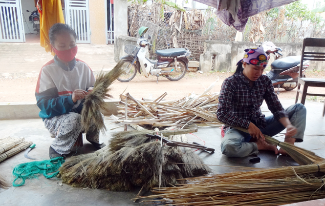 Đau đáu nỗi lo nhân lực làng nghề-Bài 1: Khi người trẻ "quay lưng" với nghề truyền thống