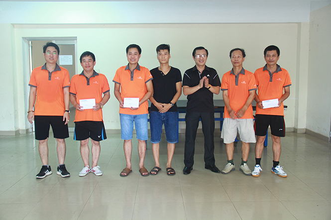 Đồng chí Hoàng Hữu Thái, Tổng biên tập Báo Quảng Bình trao giải cho các VĐV ở nội dung đôi nam.