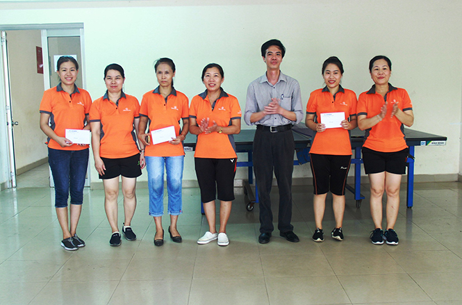 Phó Tổng biên tập Báo Quảng Bình Cao Trường Sơn trao giải cho các VĐV nội dung đôi nữ.