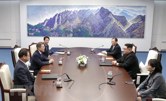 Tổng thống Hàn Quốc Moon Jae-in (thứ 2, trái) và nhà lãnh đạo Triều Tiên Kim Jong-un (thứ 2, phải) tại cuộc hội đàm ở Nhà Hòa bình, làng đình chiến Panmunjom ngày 27-4. (nguồn: Yonhap/TTXVN)