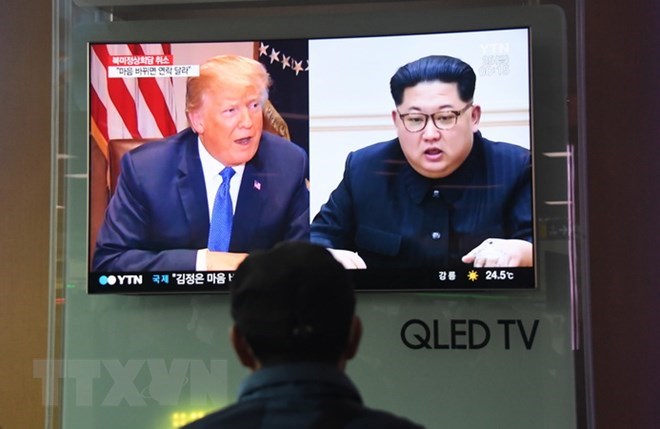 Người dân theo dõi truyền hình đưa tin về Tổng thống Mỹ Donald Trump (trái) và Nhà lãnh đạo Triều Tiên Kim Jong-un, tại nhà ga Seoul ngày 25-5. (Ảnh: AFP/TTXVN)