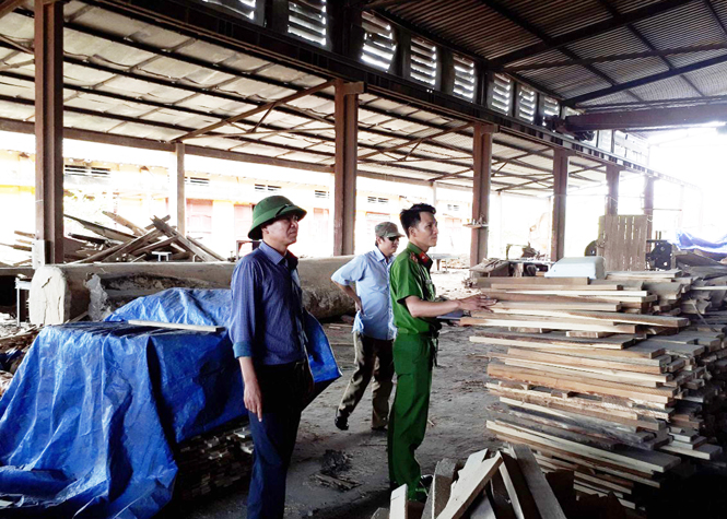 Cán bộ Phòng Cảnh sát PCCC và Cứu hộ cứu nạn-Công an tỉnh thường xuyên kiểm tra, hướng dẫn các cơ sở sản xuất, chế biến gỗ cần thực hiện đúng các quy định về PCCC.