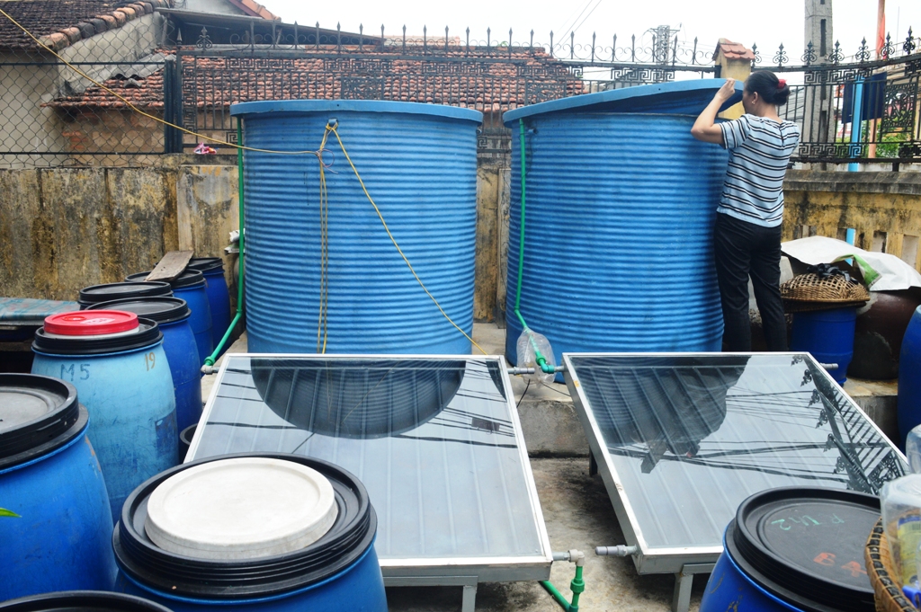 Ứng dụng công nghệ chế biến nước mắm bằng năng lượng mặt trời tại cơ sở chế biến mắm bà Hạ. 