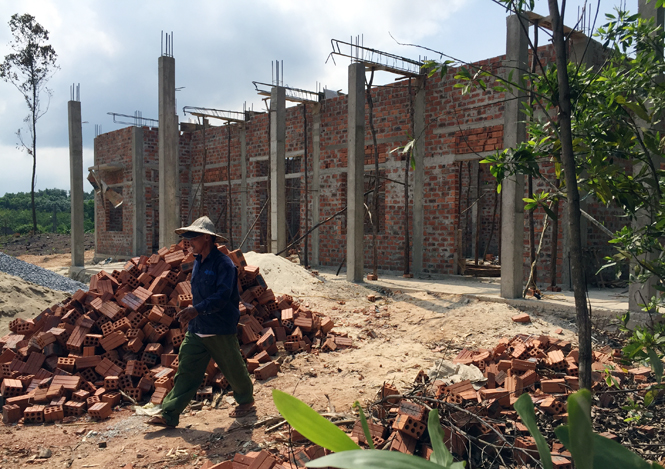 Nhà văn hóa thôn của 3 thôn Hồng Giang-Vươn Hoa-Kim Tiền (Trường Thủy) đang được xây dựng.