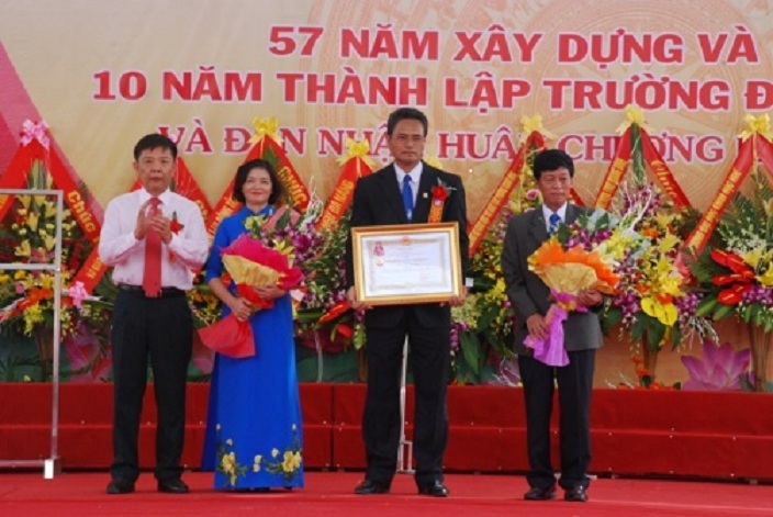 Trường đại học Quảng Bình đón nhận Huân chương Lao động hạng Ba.
