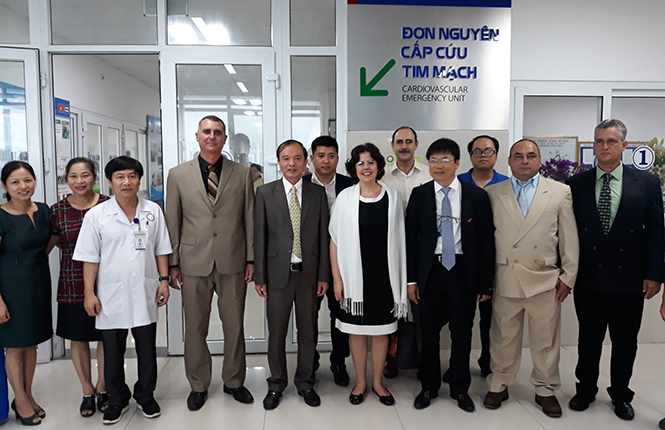 Đại sứ đặc mệnh toàn quyền cộng hòa Cu Ba tại Việt Nam Lianys Torres Rivera chụp ảnh lưu niệm cùng các chuyên gia y tế Cu Ba và cán bộ y tế Bệnh viện hữu nghị Việt Nam - Cu Ba Đồng Hới.