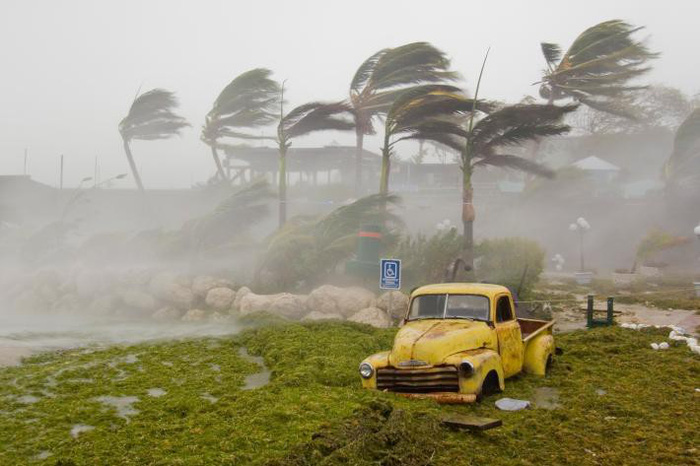 Các cơn bão ngày càng di chuyển chậm hơn. Trong ảnh là cơn bão Dennis, quét qua Key West, Floria năm 2005 với sức gió đạt 144km/h - Ảnh: National Geographic
