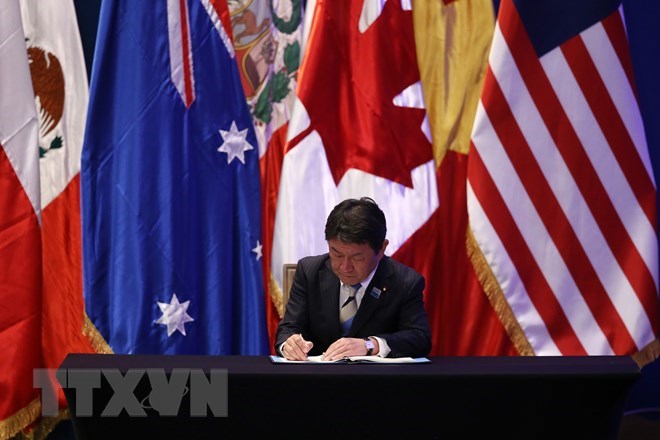 Bộ trưởng Kinh tế Nhật Bản Toshimitsu Motegi ký Hiệp định CPTPP tại hội nghị ở Santiago (Chile). (Nguồn: AFP/ TTXVN)