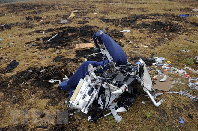 Một phần máy bay MH17 bị phá hủy sau khi rơi ở làng Hrabove, cách khu vực tuyên bố ly khai Donetsk khoảng 80km về phía đông tháng 9-2014. (Nguồn: AFP/ TTXVN)