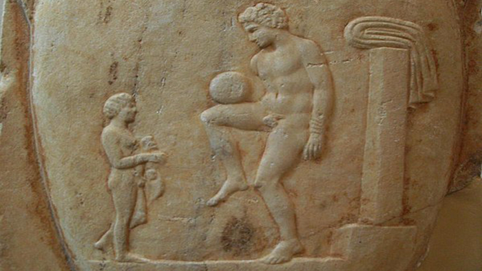 Bức điêu khắc La Mã cổ đại minh họa một 'cầu thủ' đang tâng bóng - Ảnh: Footballhistory.com