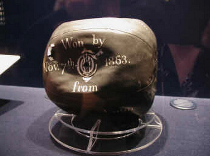 Quả bóng bằng cao su lưu hóa đầu tiên do Charles Goodyear chế tạo năm 1855 - Ảnh: Soccerballworld.com