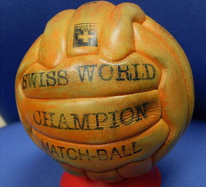 Quả bóng có kết cấu bằng các dải da dài dùng tại World Cup 1958 - Ảnh: Soccerballhistory.com