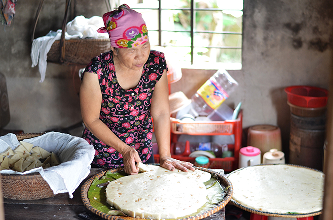 Công đoạn cắt từng miếng nhỏ vừa ăn cho vào thúng khá kỳ công.