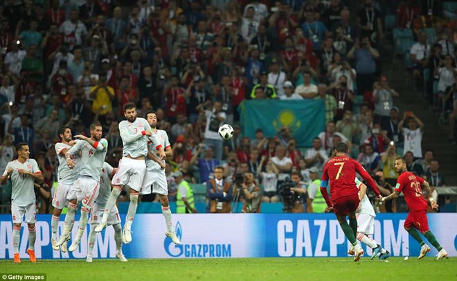  Ronaldo ấn định tỷ số 3-3 bằng một siêu phẩm từ chấm đá phạt.