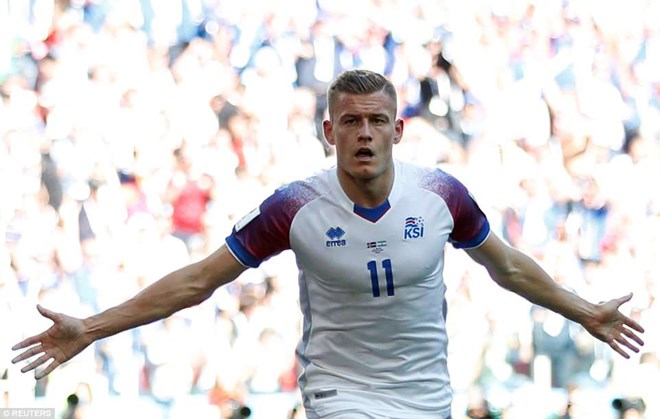 Alfred Finnbogason ghi bàn thắng lịch sử cho Iceland.