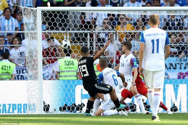  Aguero ghi bàn mở tỷ số cho Argentina.