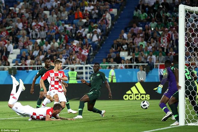  Oghenekaro Etebo đá phản lưới nhà, mở tỷ số cho Croatia.