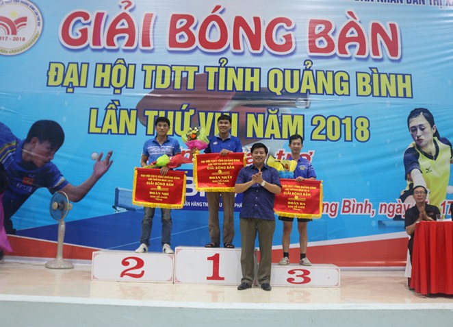 Đồng chí Trần Vũ Khiêm, Tỉnh ủy viên, Giám đốc Sở Văn hóa và Thể thao trao giả nhất, nhì, ba toàn đoàn cho các đoàn.