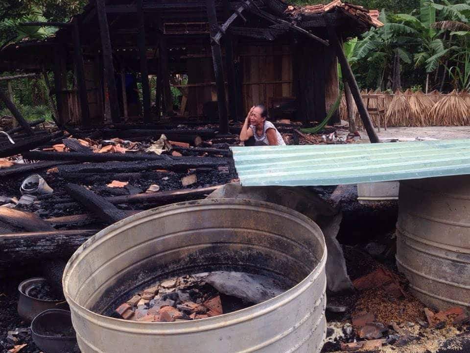 Người tâm thần nghịch lửa, thiêu rụi nhà mình