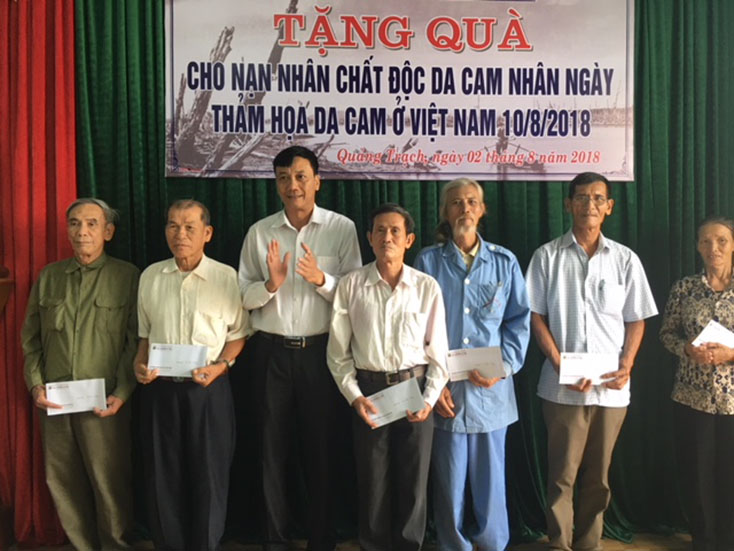 Tặng quà cho nạn nhân chất độc da cam tại huyện Quảng Trạch
