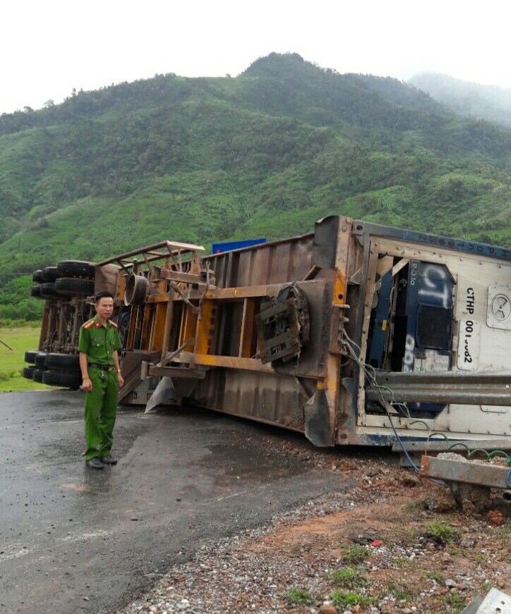 Minh Hóa: Lật xe container chở 25 tấn hoa quả