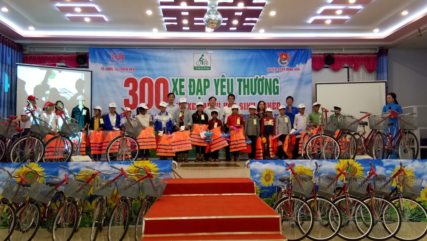 Trao tặng 300 chiếc xe đạp cho học sinh nghèo huyện Minh Hoá