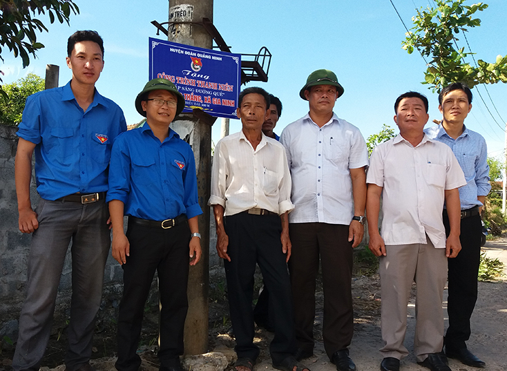 Bàn giao công trình thanh niên 'Thắp sáng đường quê' tại xã Gia Ninh