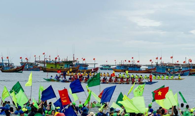 Rực rỡ sắc màu lễ hội đua thuyền trên biển ở xã Cảnh Dương