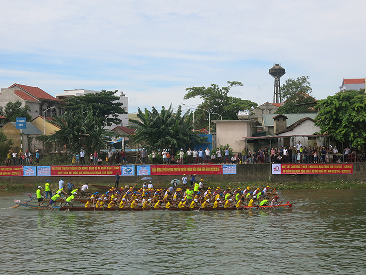 Sôi nổi lễ hội đua, bơi thuyền truyền thống trên sông Kiến Giang năm 2018