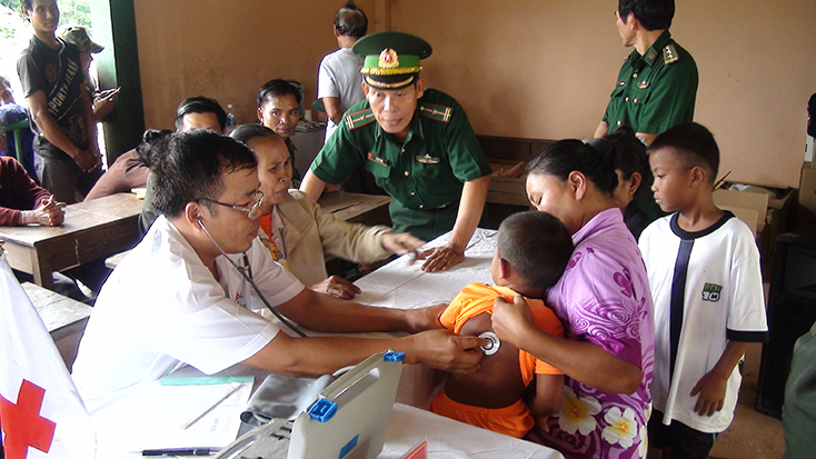 Khám bệnh miễn phí cho hơn 400 người dân nước bạn Lào