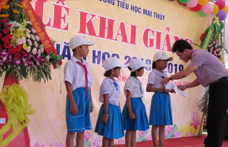 Tập đoàn Bảo Việt tặng 200 suất học bổng cho học sinh Quảng Bình