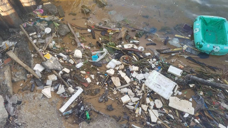 Rác thải tràn lan dọc bờ kè công viên Nhật Lệ