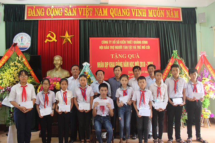 Trao học bổng cho học sinh khuyết tật có hoàn cảnh khó khăn