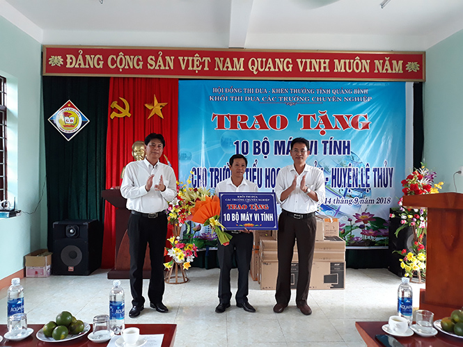 Tặng máy vi tính cho Trường tiểu học xã Kim Thủy