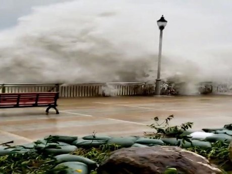 [Video] Siêu bão Mangkhut 'càn quét' Hong Kong, nhiều nhà cửa bị đổ