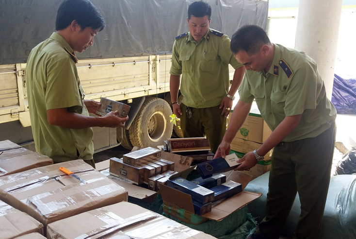 Bắt giữ xe ô tô vận chuyển hàng cấm số lượng lớn