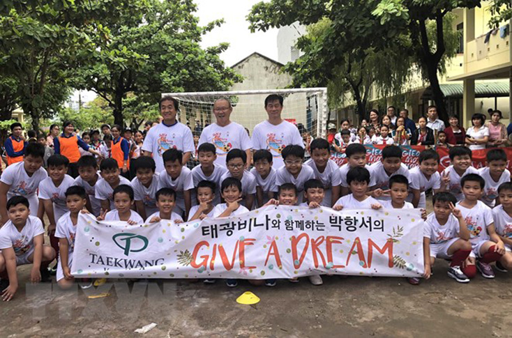 HLV Park Hang Seo 'gieo ước mơ' bóng đá cho trẻ em vùng khó khăn