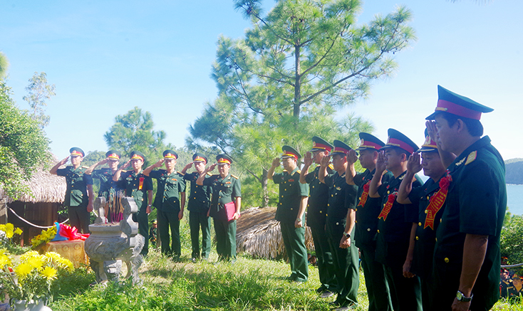 Đoàn đại biểu Bộ CHQS tỉnh:  Báo công với anh linh Đại tướng Võ Nguyên Giáp