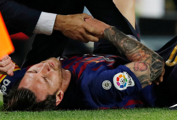Messi chấn thương nặng, gãy xương cánh tay phải