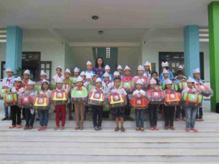 Trao cặp phao cho học sinh tiểu học